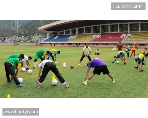 国外小孩足球训练视频分享提升技巧与团队合作能力的有效方法